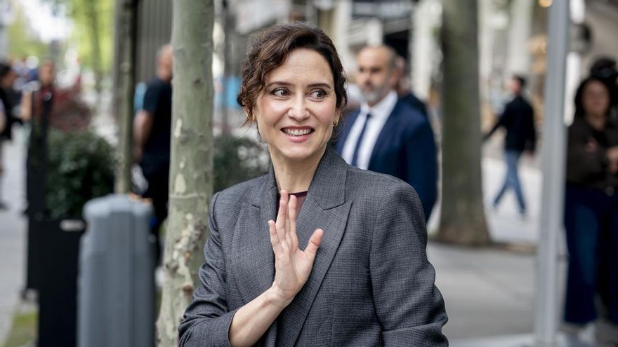 Ayuso se opone a la "prioridad nacional" en los servicios públicos del pacto PP-Vox en Extremadura: "Esos requisitos no son legales"