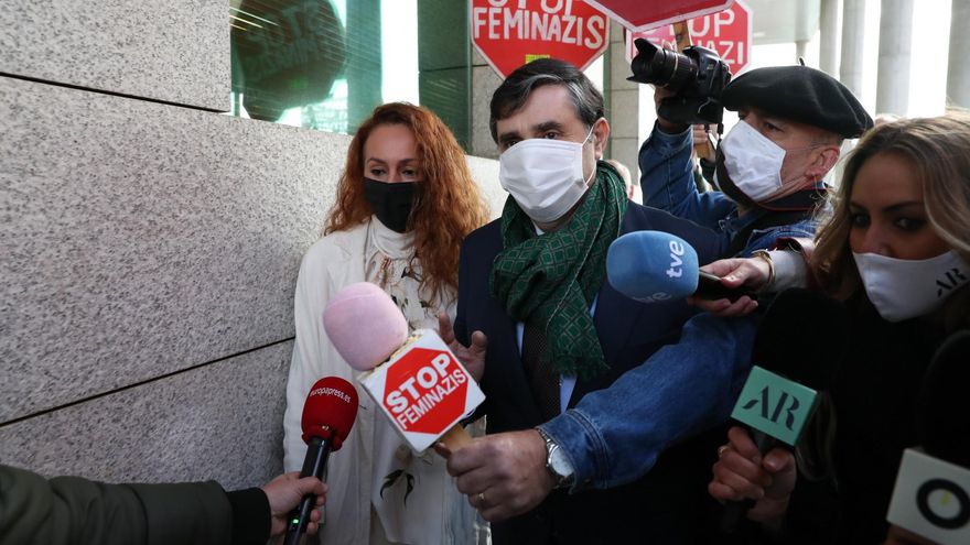 Acosan a Rocío Carrasco con carteles de "Stop feminazis" al entrar a su juicio contra Antonio David Flores