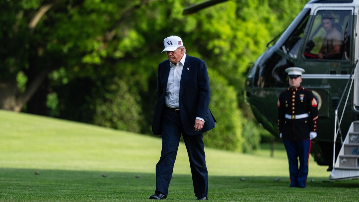 Washington (United States of America), 16/05/2026.- U.S. President Donald Trump walks on the South Lawn of the White House after arriving on Marine One in Washington, DC, USA, 15 May 2026.