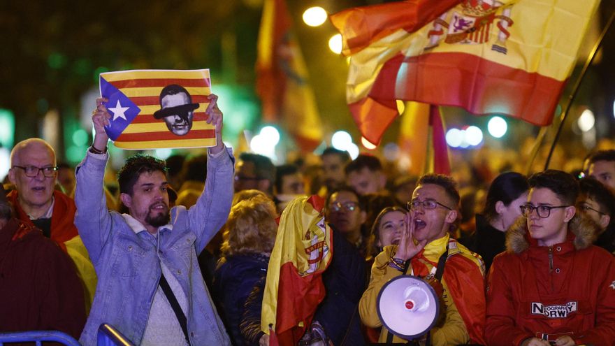 Asistentes a la concentración en contra de la amnistía celebrada este lunes en las inmediaciones de la sede del PSOE en la calle de Ferraz en Madrid. EFE/ Rodrigo Jiménez