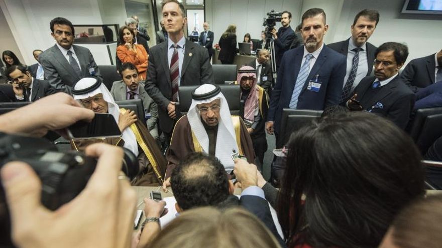 Arabia Saudí aborda con Rusia el aumento de la producción petrolera