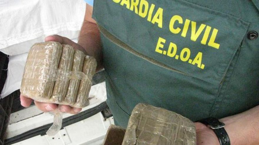 Un juez libra de una sanción grave a 'El Sardina', un guardia civil que informaba a un amigo investigado por narcotráfico