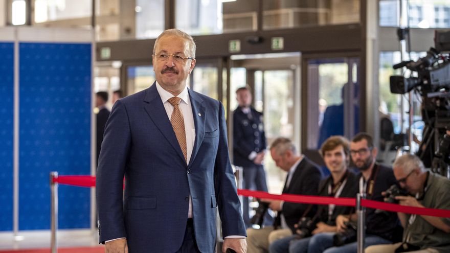 El ministro de Defensa de Rumanía, Vasile Dincu, llega a una Reunión Ministerial Europea de Defensa en Praga el 30 de agosto. EFE/EPA/MARTIN DIVISEK