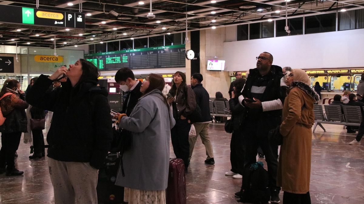 Usuarios de Rodalies observan la pantalla con las salidas de los trenes este sábado en Barcelona.