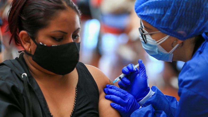 Fotografía de archivo de una persona mientras recibe una dosis de la vacuna contra la covid-19 en la Universidad de La Américas en Quito (Ecuador). EFE/ José Jácome