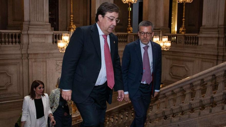 Vara con el alcalde de Lisboa Carlos Moedas, tras ellos la directora general extremeña de acción exterior, Rosa Balas, y la embajadora de España en Lisboa