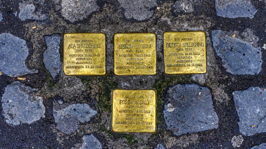 Las placas instaladas en el suelo recuerdan a las familias que fueron deportadas a los campos de concentración alemanes.