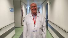 El doctor Rafael Rubio en un pasillo del Hospital 12 de Octubre, donde trabaja