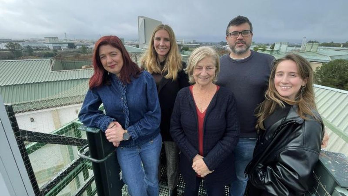 El equipo de investigación de la Universidad de Córdoba sobre el polen de gramíneas.