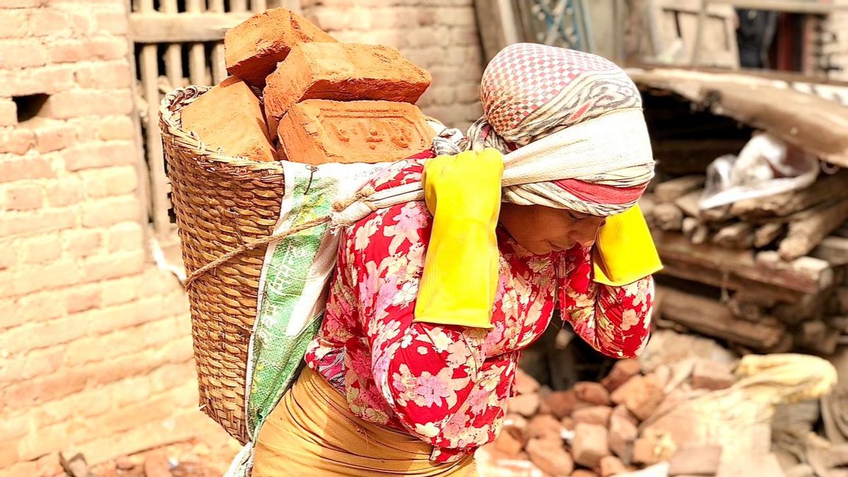 Una mirada a la chica que acarreaba ladrillos