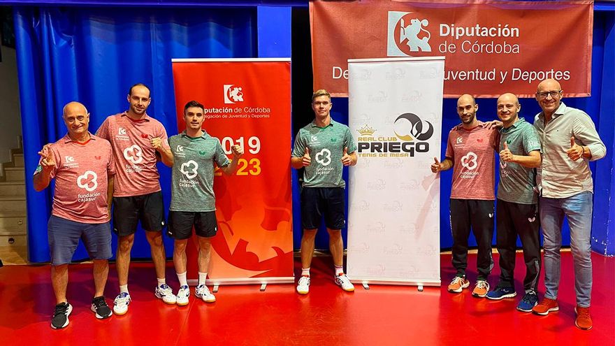 Jugadores del Cajasur celebran la victoria