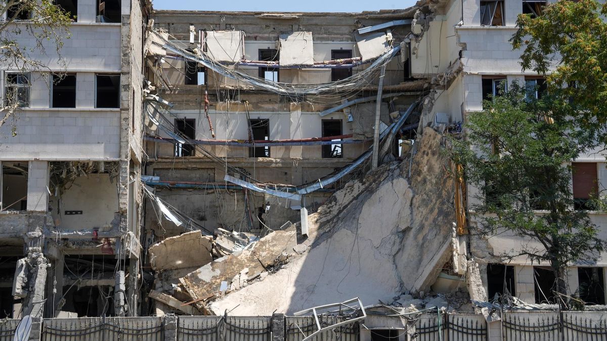 El ataque al Líbano de hoy fue la continudad de una ofensiva israelí por la región: el miércoles bombardeó el edificio del Ministerio de Defensa sirio. Israel argumentó que fue en represaía por el despliegue de tropas sirias en la provincia de Suwayda. de mayoría drusa, luego de enfrentamientos entre combatientes drusos y tribus beduinas, que causaron la muerte de decenas de personas.