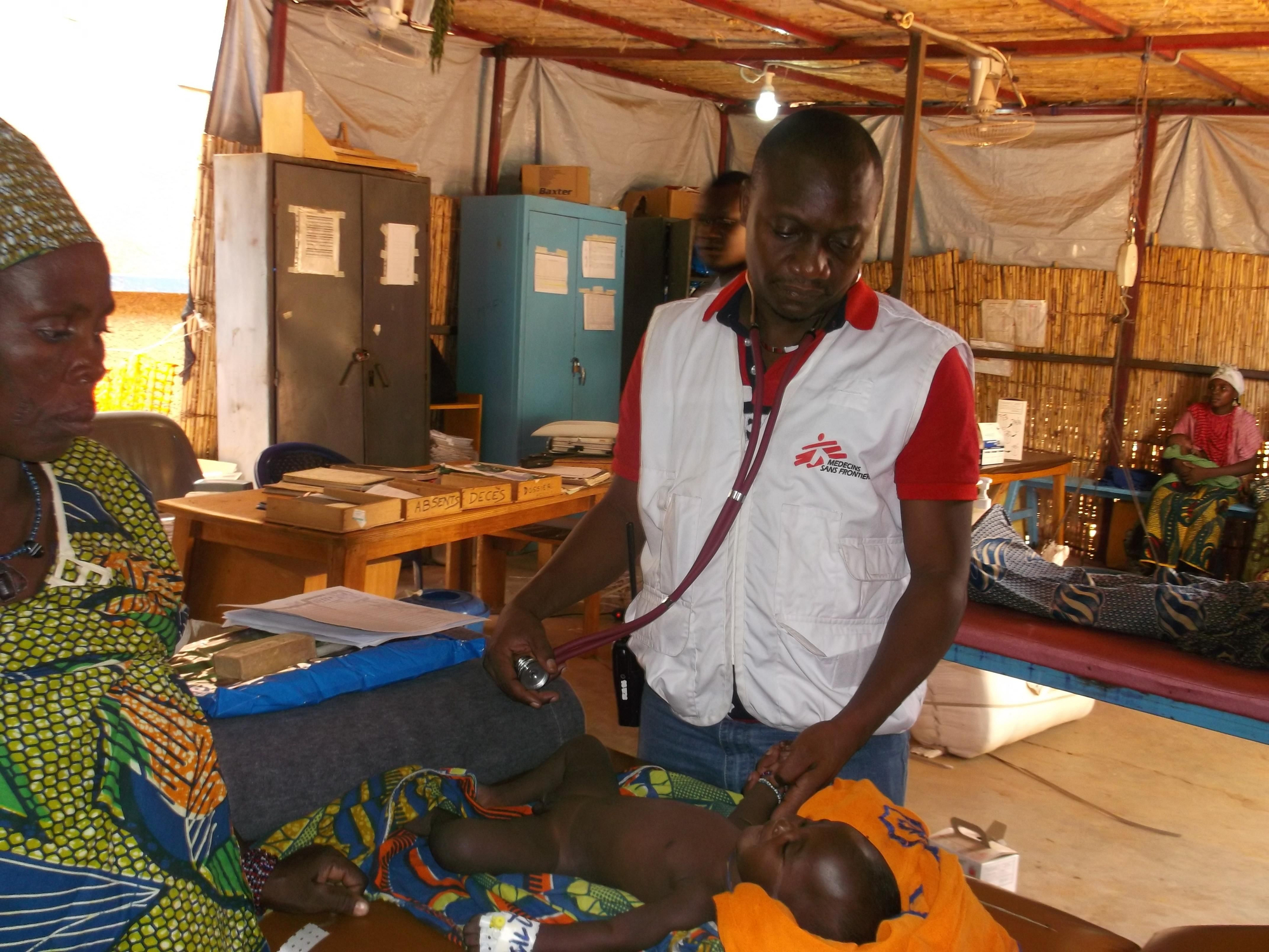 A veces la prevención llega tarde y los niños deben ser ingresados: desnutrición y malaria son una combinación letal. El doctor Tharcisse lo explica: “si el niño desnutrido también tiene malaria, entonces es mucho más complicado. Sabéis bien que cuando un niño tiene malaria, se niega a comer, y la enfermedad se complica más, razón por la cual durante este periodo no solo hay más niños bien alimentados que tienen malaria: también hay muchos más niños desnutridos que vienen porque tienen malaria”. / Fotografía: MSF