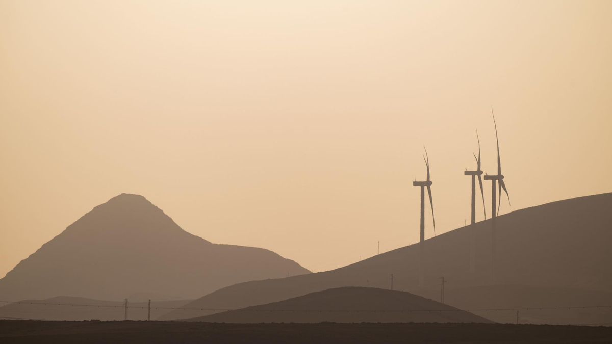 Efectos de la calima al atardecer este pasado miércoles 6 de agosto, en el Puerto del Rosario (Fuerteventura).