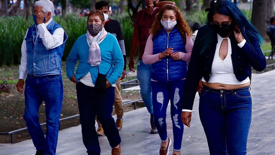 Personas con cubrebocas caminan por las calles del Centro Histórico hoy, de la Ciudad de México (México). EFE/Carlos Ramírez
