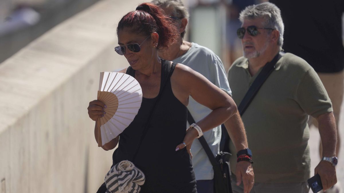 Una mujer se abanica en el Puente Romano de Córdoba