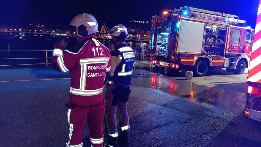 Un incendio quema tres embarcaciones de recreo en Castro Urdiles y dos se hunden