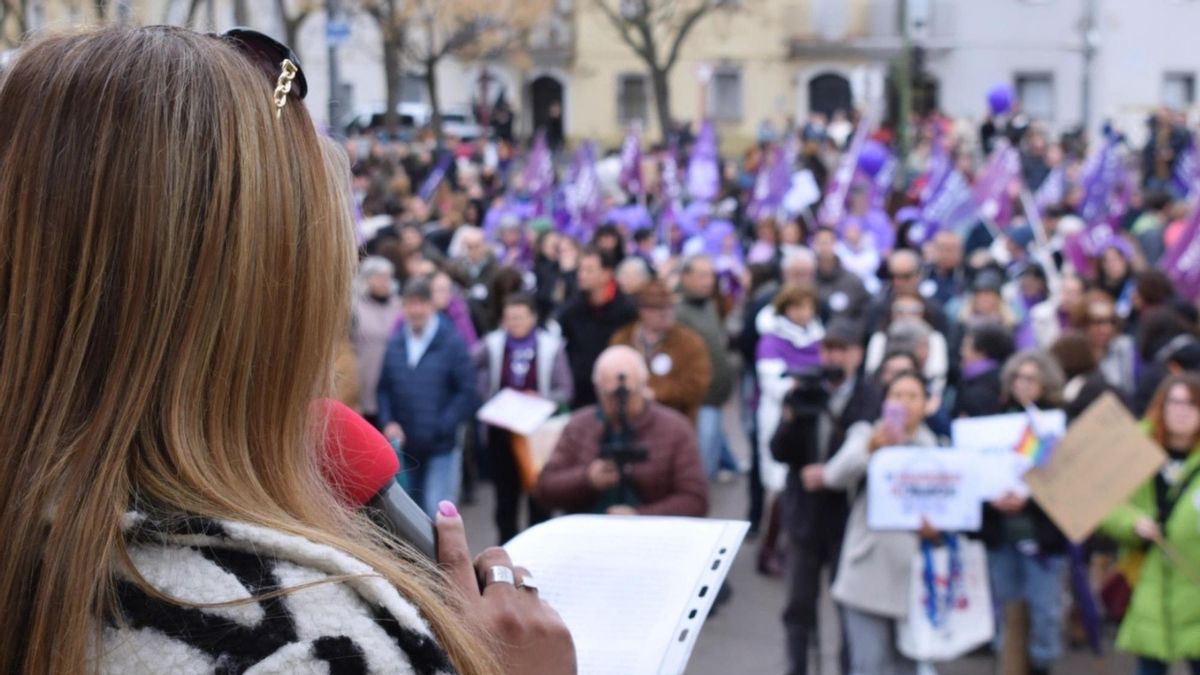 La activista Fiorella Sánchez de espaldas en un acto del 8M