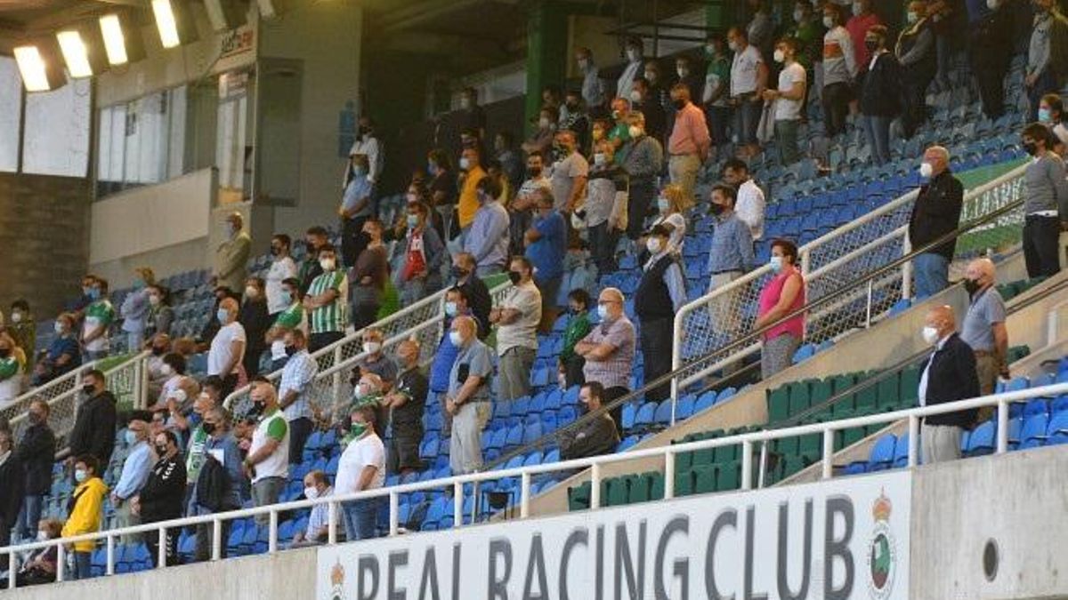 Público con mascarilla en los Campos de Sport de El Sardinero de Santander.