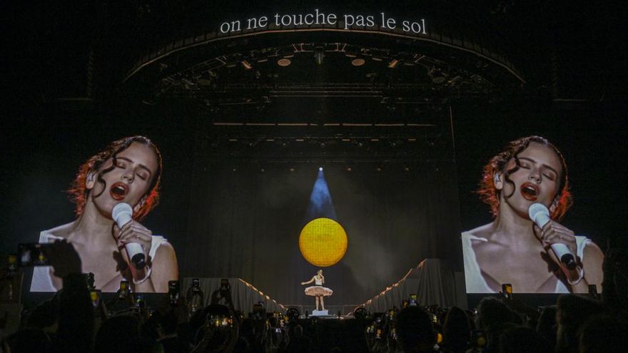 Rosalía y su puesta en escena para ‘Berghain’: una propuesta que recuerda a ‘El Aquelarre’ de Goya