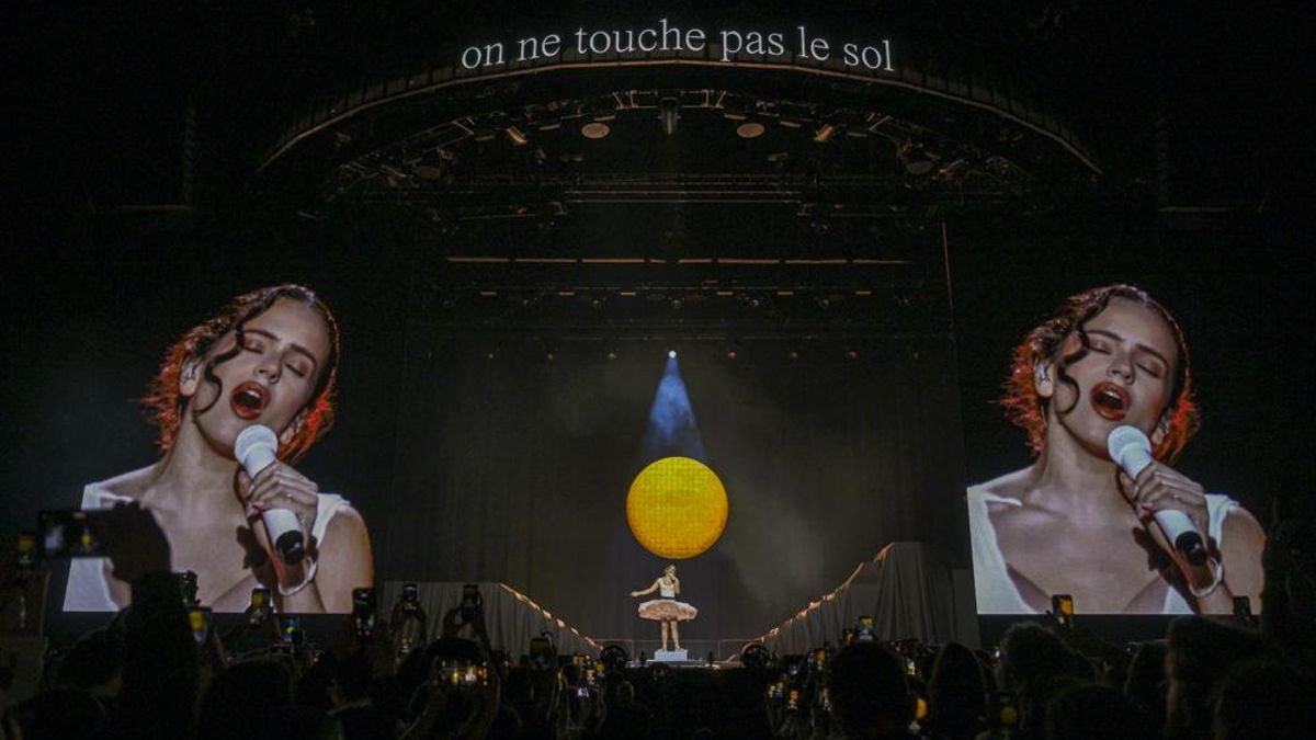 Rosalía comenzó este lunes la gira de su cuarto disco, el místico 'Lux', en Lyon (Francia)