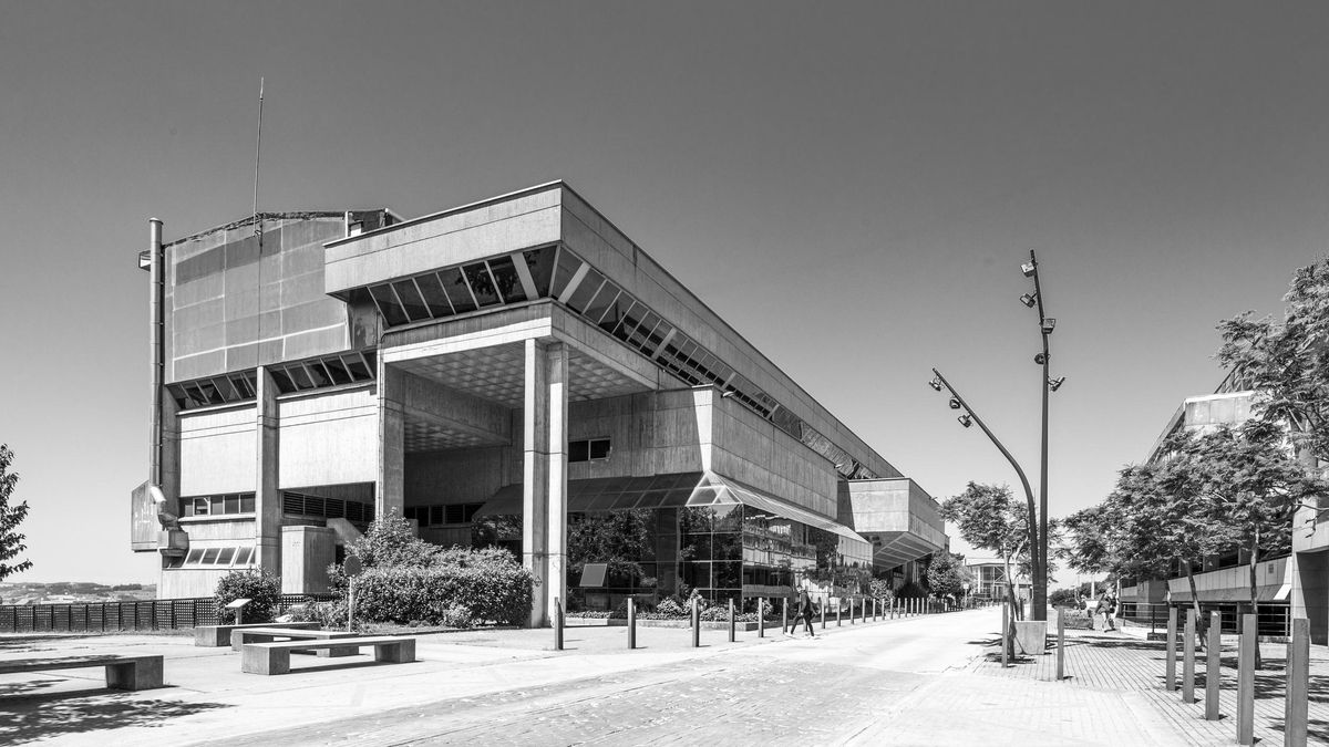 La Escola Universitaria de Arquitectura Técnica de A Coruña, obra de los arquitectos Juan Castañón Fariña, José María Laguna Martínez y Rodolfo Ucha Donate.