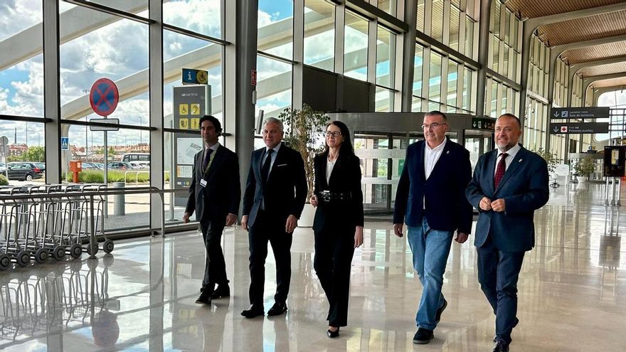 La terminal de mercancías no despega: Aena sólo promete mediar y se va de León sin más mejoras en el aeropuerto