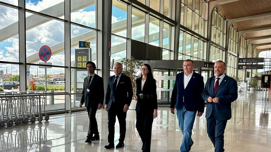 La terminal de mercancías no despega: Aena sólo promete mediar y se va de León sin más mejoras en el aeropuerto