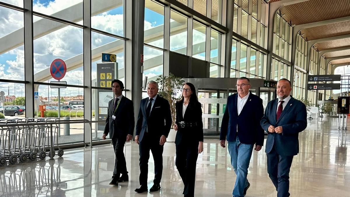 La terminal de mercancías no despega: Aena sólo promete mediar y se va de León sin más mejoras en el aeropuerto