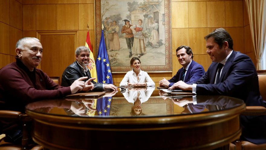 La ministra de Trabajo, Yolanda Díaz (c), durante una reunión con los dirigentes de las patronales, CEOE Antonio Garamendi (2d), y CEPYME Gerardo Cuerva (d), y de los sindicatos, CCOO Unai Sordo (2i) y UGT, Pepe Álvarez (i), en una imagen de archivo. EFE/Mariscal