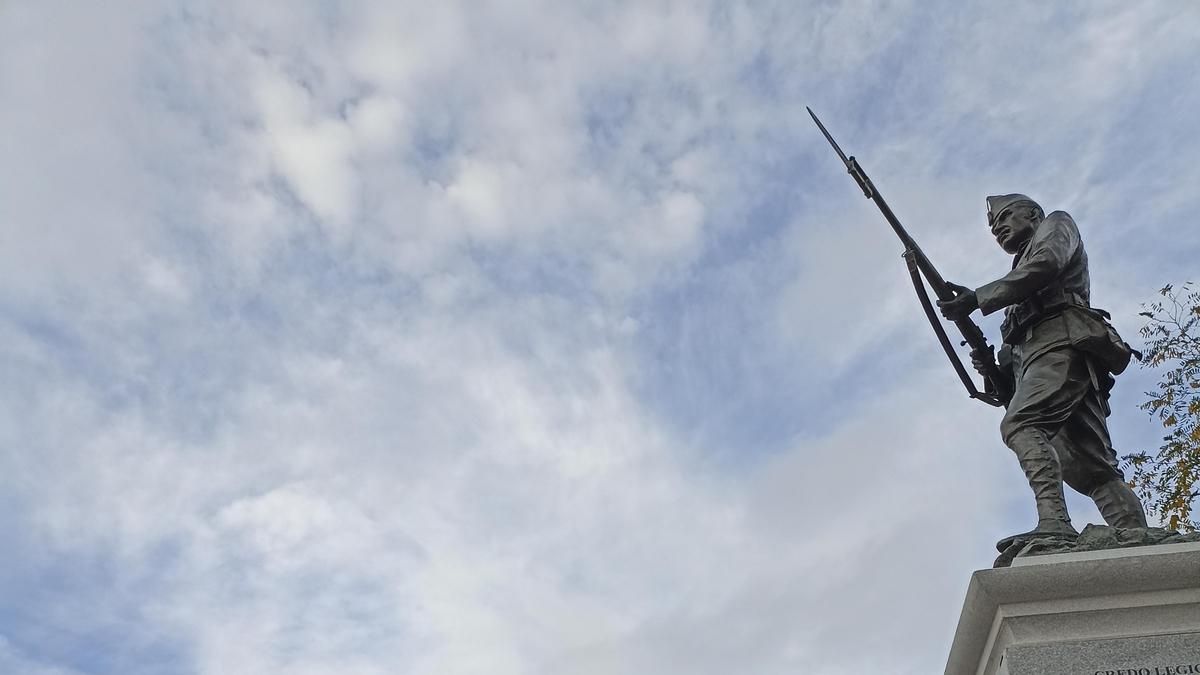 El alcalde de Madrid, José Luis Martínez-Almeida, ha inaugurado la Estatua al Legionario donada al Ayuntamiento por la Fundación Amigos del Museo del Ejército, que se ha ubicado en la calle Vitrubio, donde han acudido decenas de personas que han aplaudido al alcalde cuando ha mencionado la calle que Madrid dedica al fundador de la Legión, Millán Astray.EFE/Pepi Cardenete