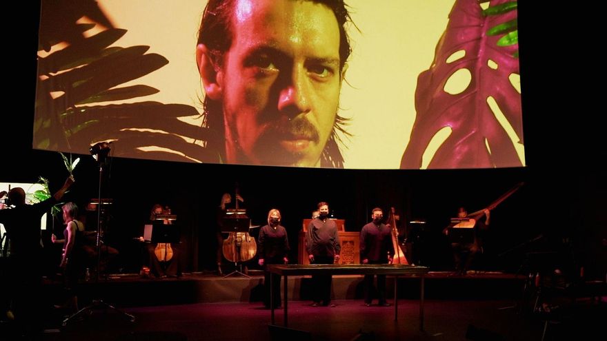 La escenografía de 'Extinción' cuenta con una pantalla de 10x4,5 metros y con la participación del Coro Titular del Teatro Real