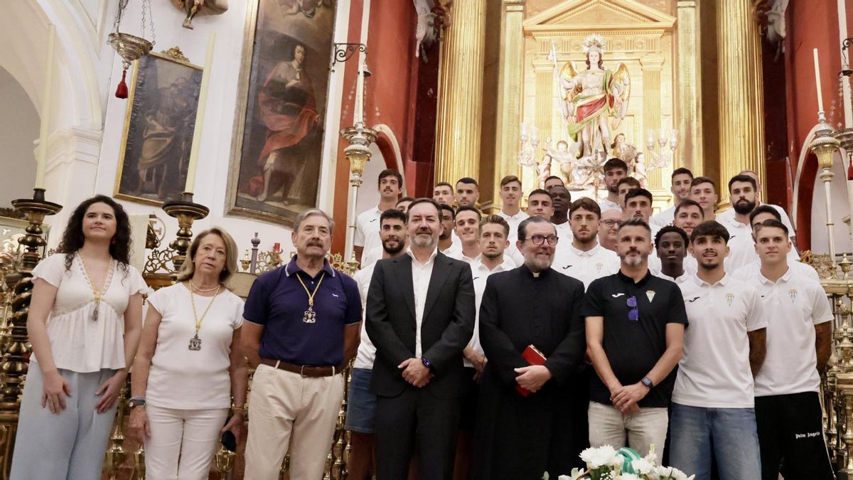 Ofrenda floral del Córdoba CF a San Rafael
