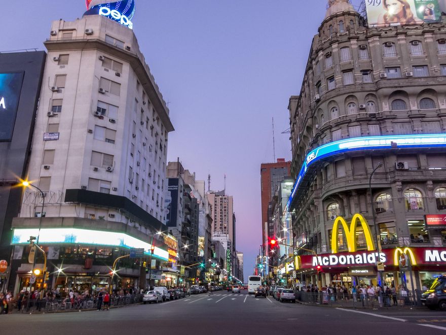 Calle Corrientes con Nueve de Julio.
