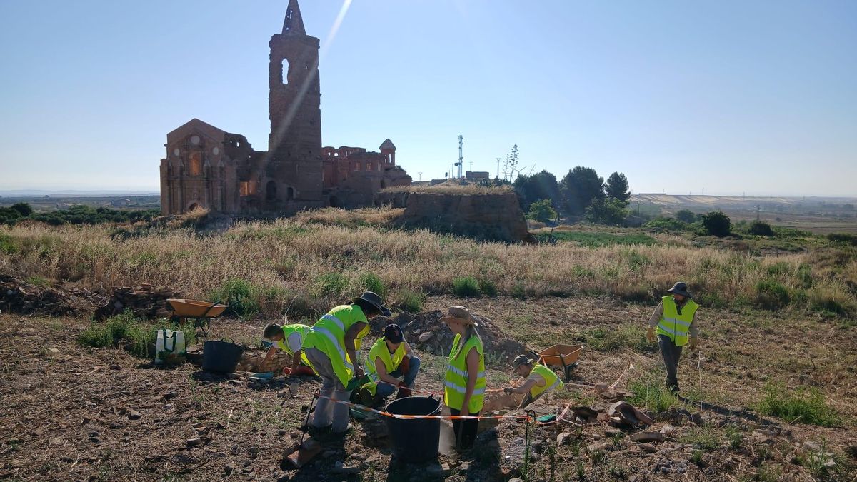 Trabajos en el campus arqueológico de Belchite.