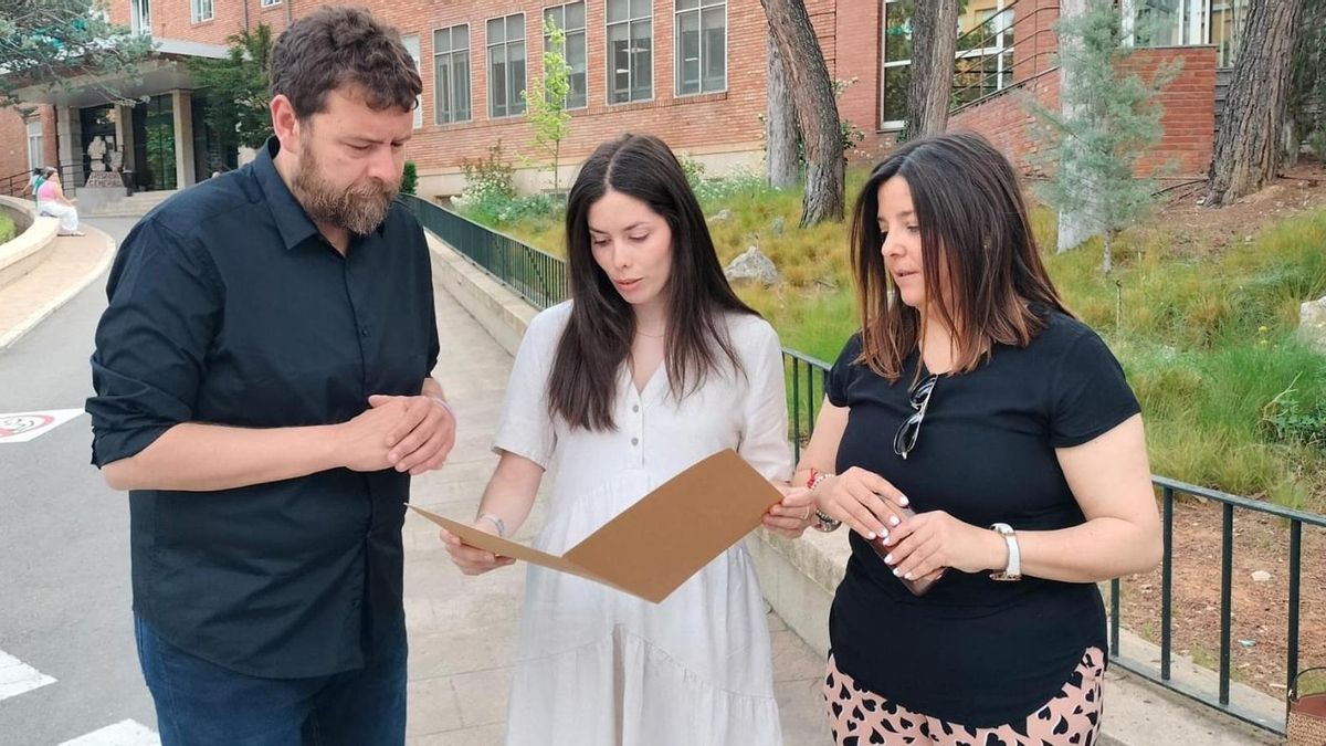 La diputada del PSOE Alba Sánchez, en el centro, junto a la diputada provincial Ana Cristina Lahoz y el portavoz del PSOE en el Ayuntamiento de Teruel José Guillén, frente al hospital de Teruel este domingo.