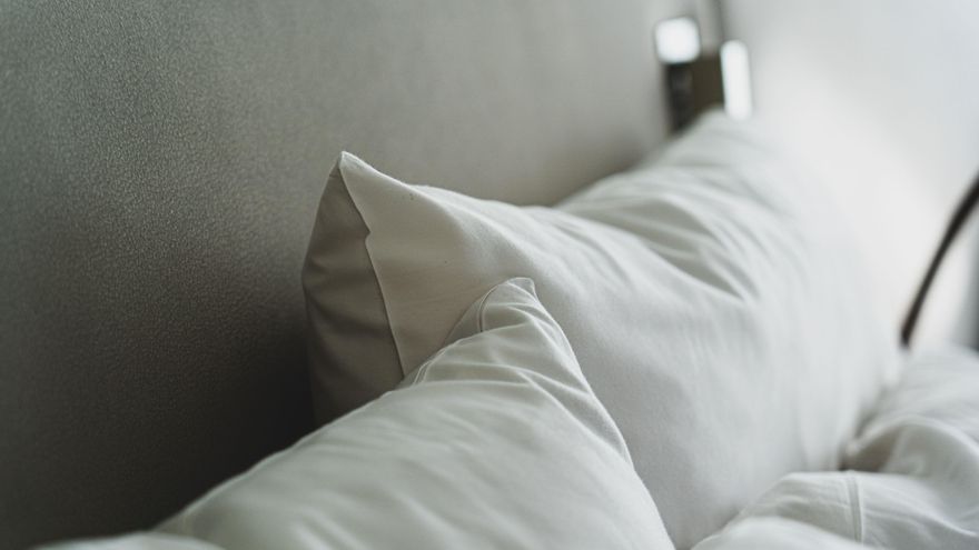 El sencillo truco para quitar las manchas de las almohadas y dejarlas como nuevas