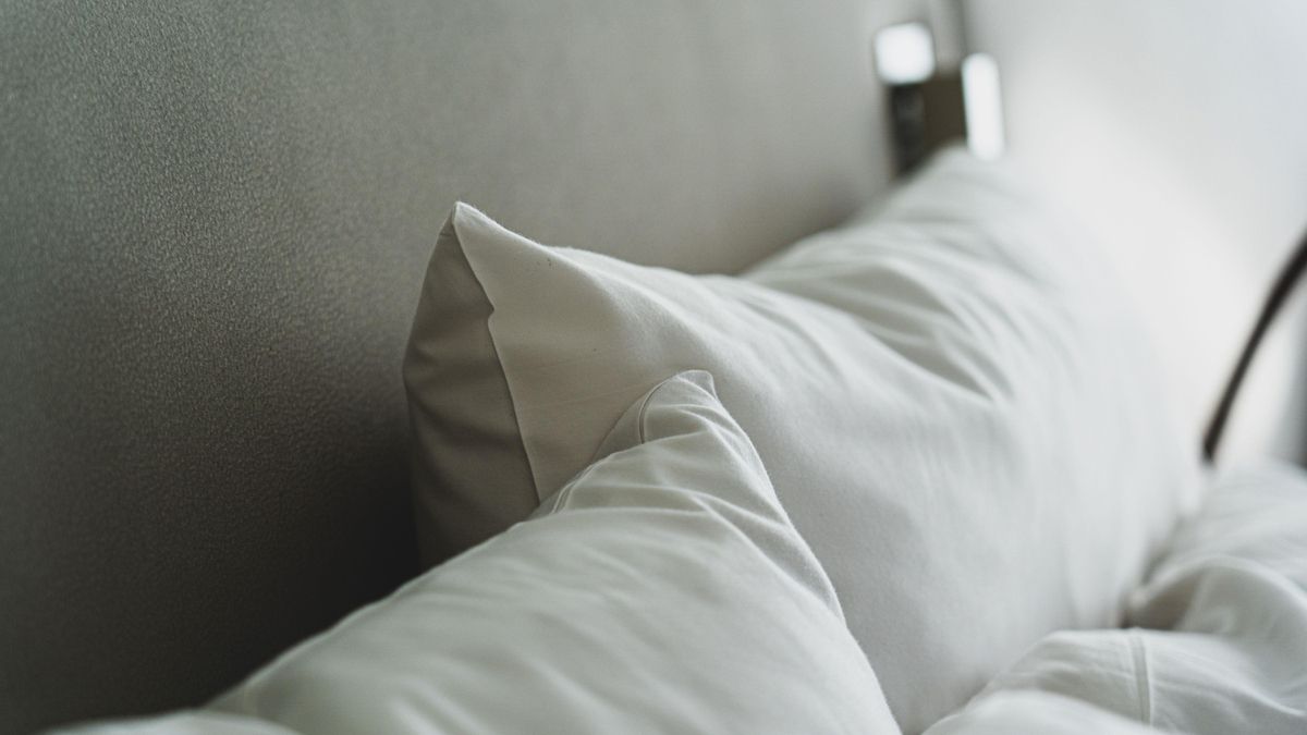 Tres trucos para quitar las manchas de las almohadas y dejarlas como nuevas