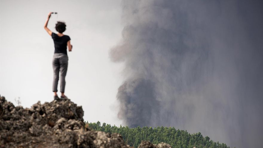 Nube de cenizas expulsada por el volcán en La Palma