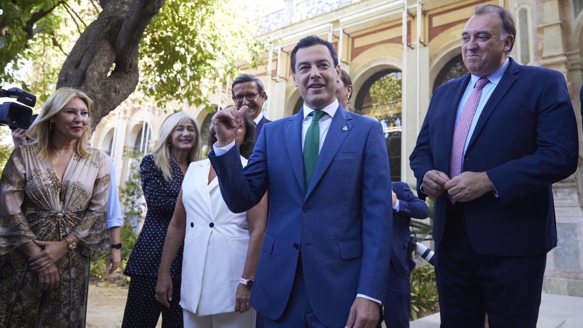 El presidente de la Junta de Andalucía, Juanma Moreno, rodeado de consejeros en una imagen de 26 de julio.