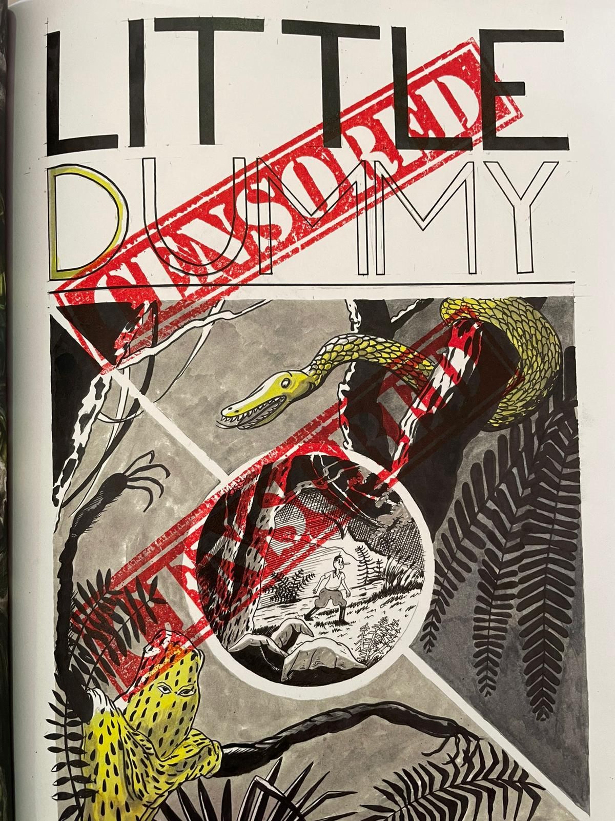 Página completa del número 8 de la revista La Cruda con un sello estampado sobre la obra