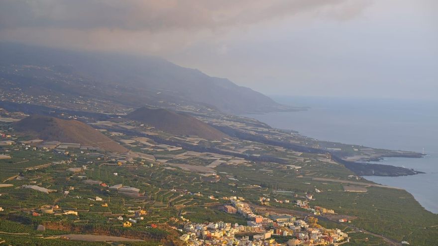 Cultivos e inmuebles en el Valle de Aridane, donde discurrieron  las coladas del volcán de La Palma hasta el mar.