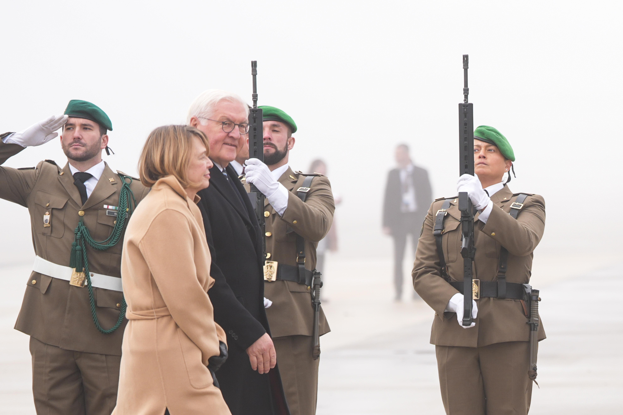 Militares españoles, formando a la llegada del presidente de Alemania al aeropuerto de Foronda, en Vitoria