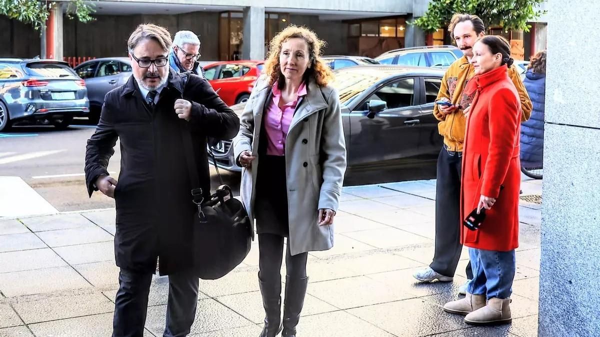 Los abogados defensores Javier Guillermo Muñoz Pereira y Elena González Martínez, a su llegada a la Audiencia Provincial de Asturias, en Oviedo durante una de las sesiones del juicio.