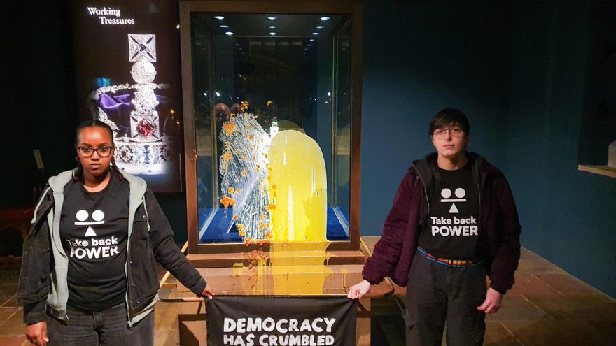 "¡Impuestos a los ricos!": cuatro activistas detenidos por arrojar comida contra las joyas de la Torre de Londres