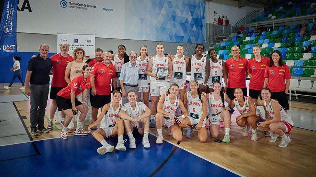 Marta Lopera (dorsal 6), durante su concentración con la selección española sub 18 en Tenerife