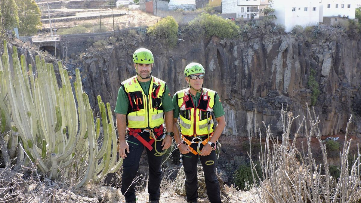 Julián Flores (i) y Joaquín Santos (d), sargento y cabo, respectivamente, del grupo especializado Greim.