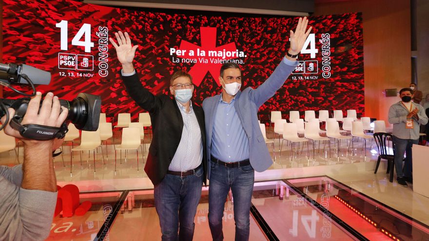 El presidente de la Generalitat valenciana y secretario general del PSV, Ximo Puig (i) y el secretario general del PSOE y presidente del Gobierno, Pedro Sánchez (d), saludan en la clausura del XIV Congreso del PSV-PSOE, a 14 de noviembre de 2021, en Benid