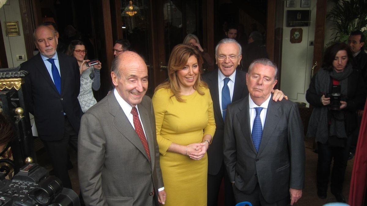 Susana Díaz exige a Rajoy y Mas aparcar sus "monólogos" y negociar una solución