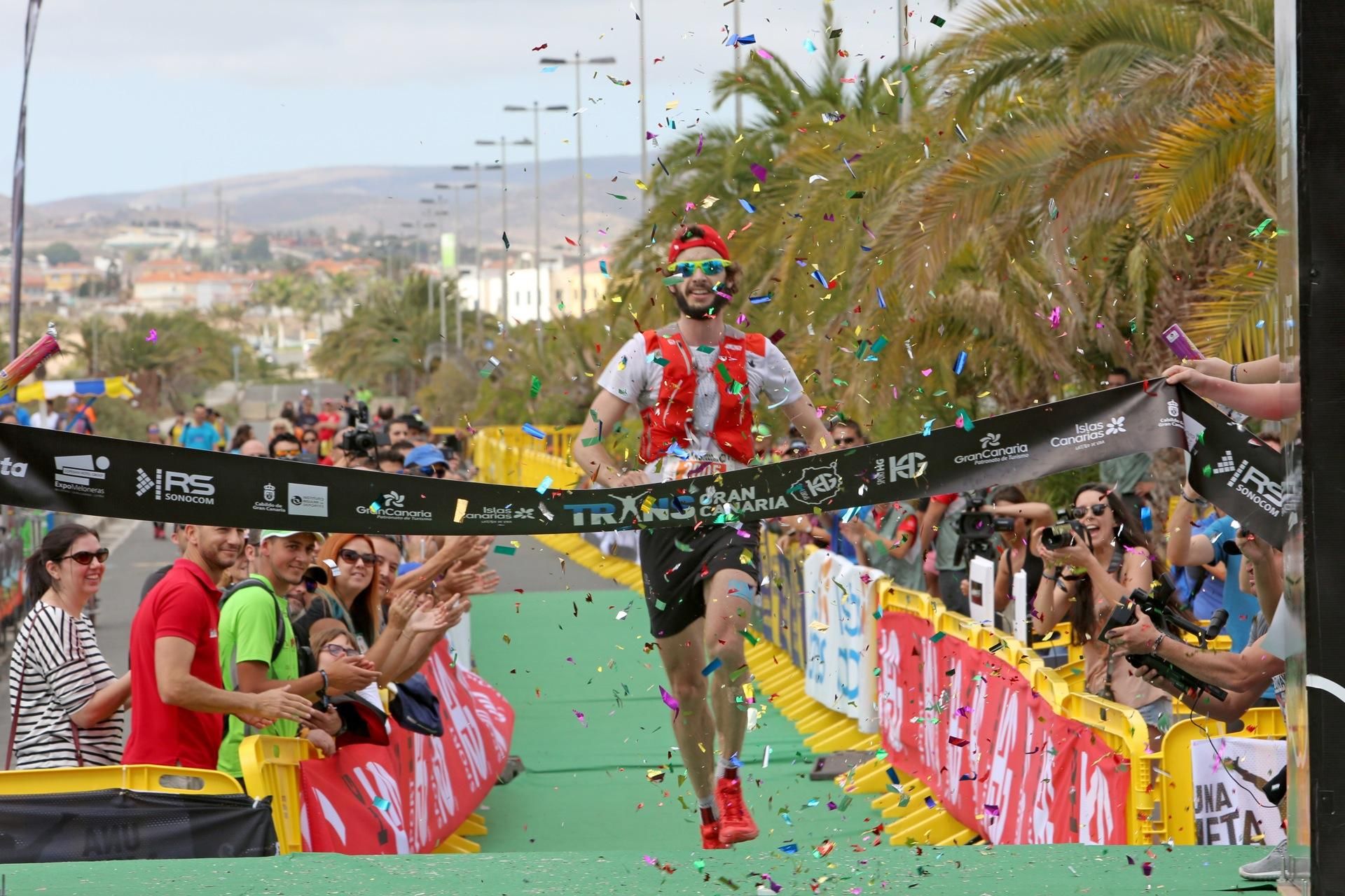 El ganador de la Maratón de la Transgrancanaria 2016, Baroian Thibaut, entrando a meta. (Alejandro Ramos).